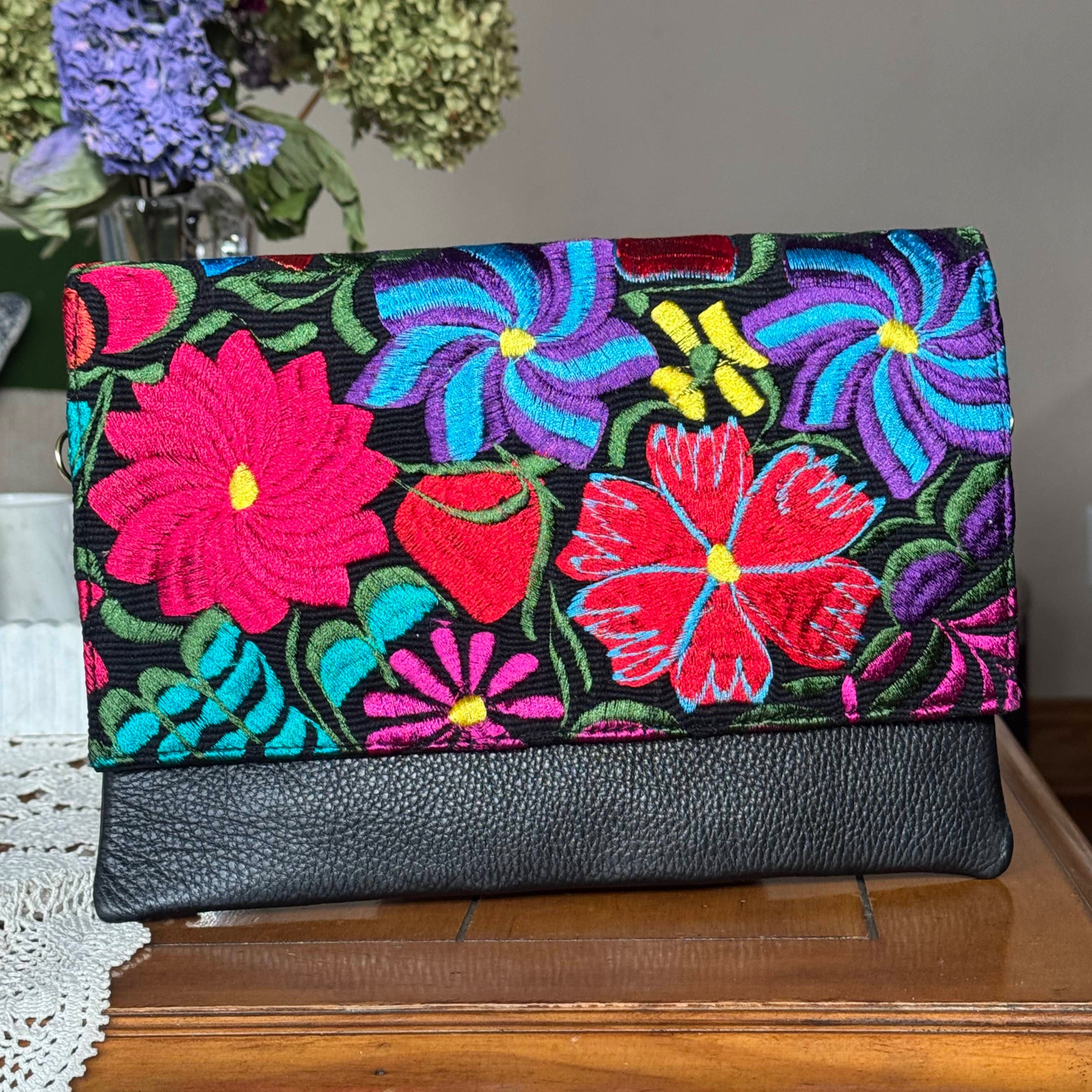 Esme Bordado Crossbody Clutch | Black - Mirasol Accessories