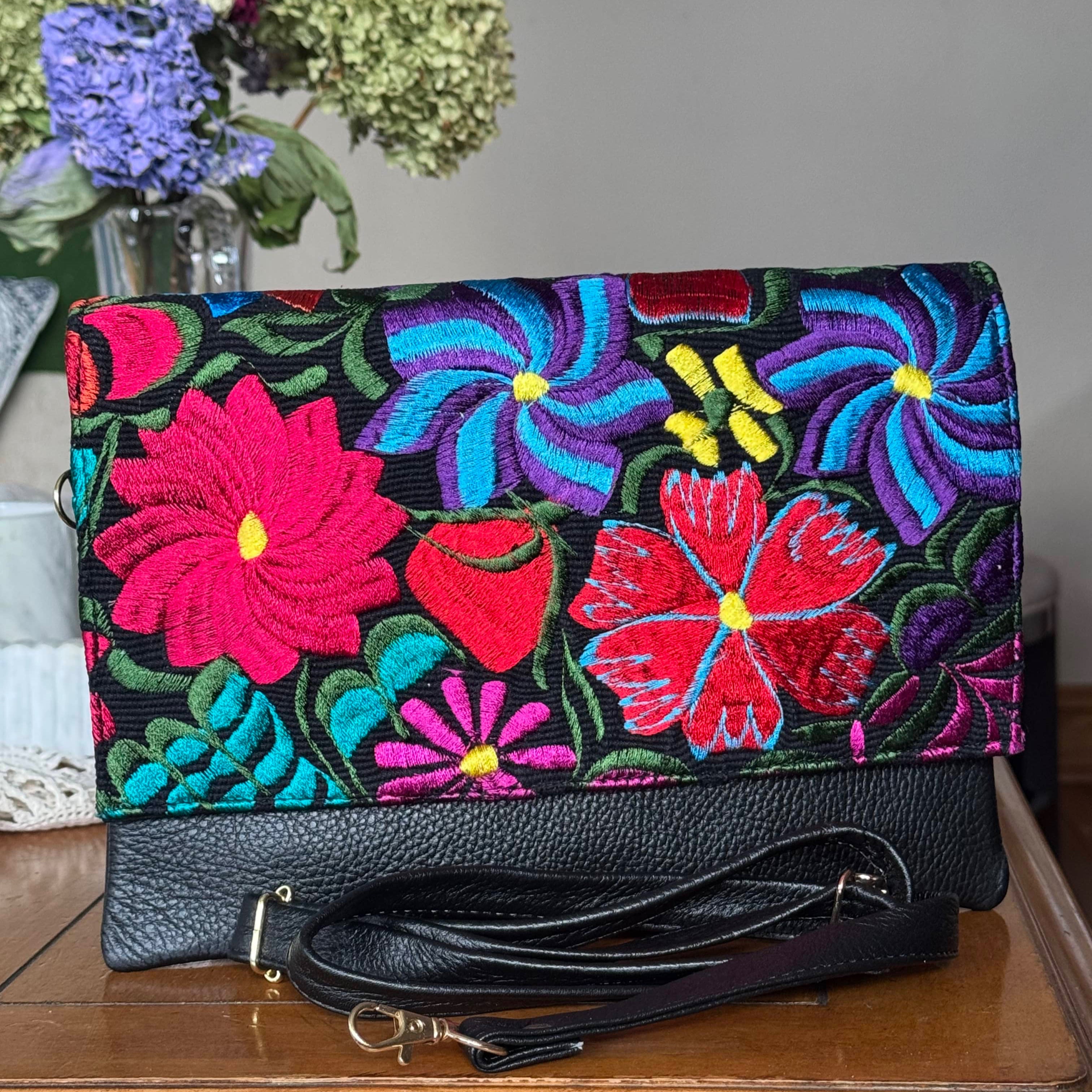Esme Bordado Crossbody Clutch | Black - Mirasol Accessories