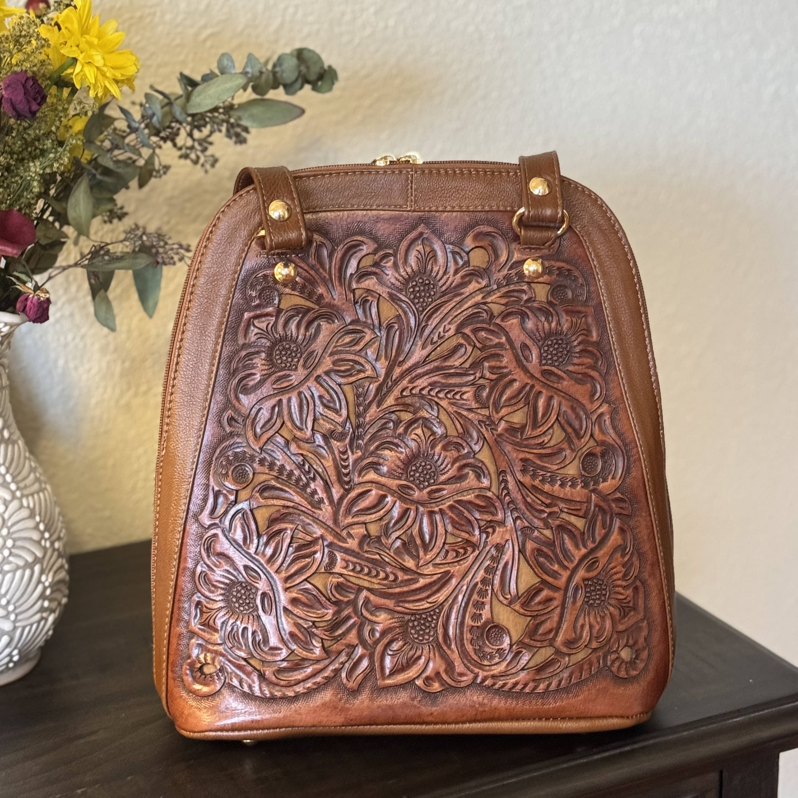 バッグ VTG JPG Tooled Leather Backpack Vintage New Hand Tooled Leather Boho Hippie Backpack Bag