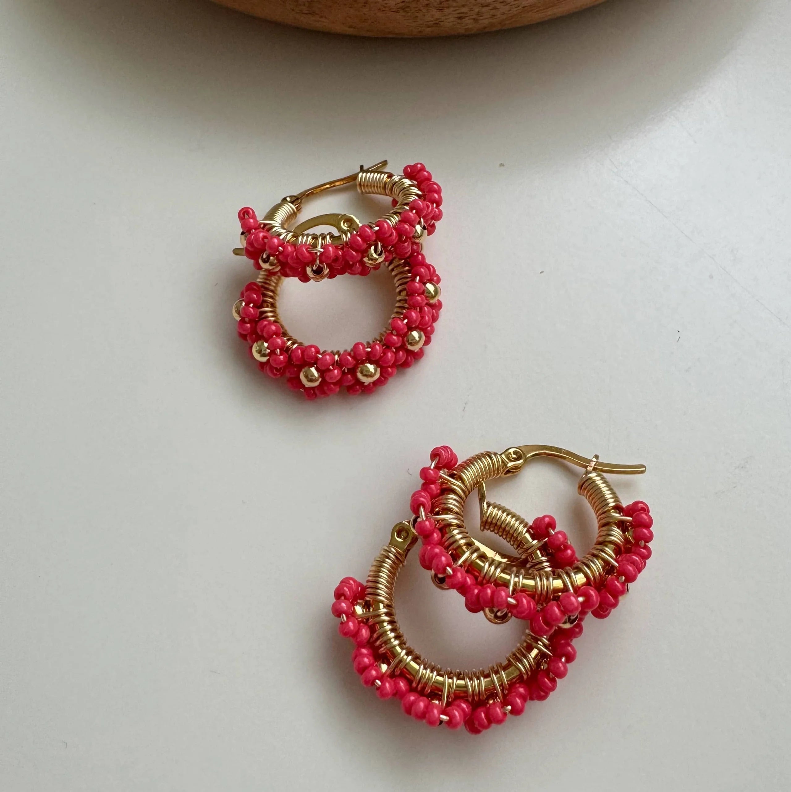 Daisy Mini Beaded Hoops | Fuchsia - Mirasol Accessories