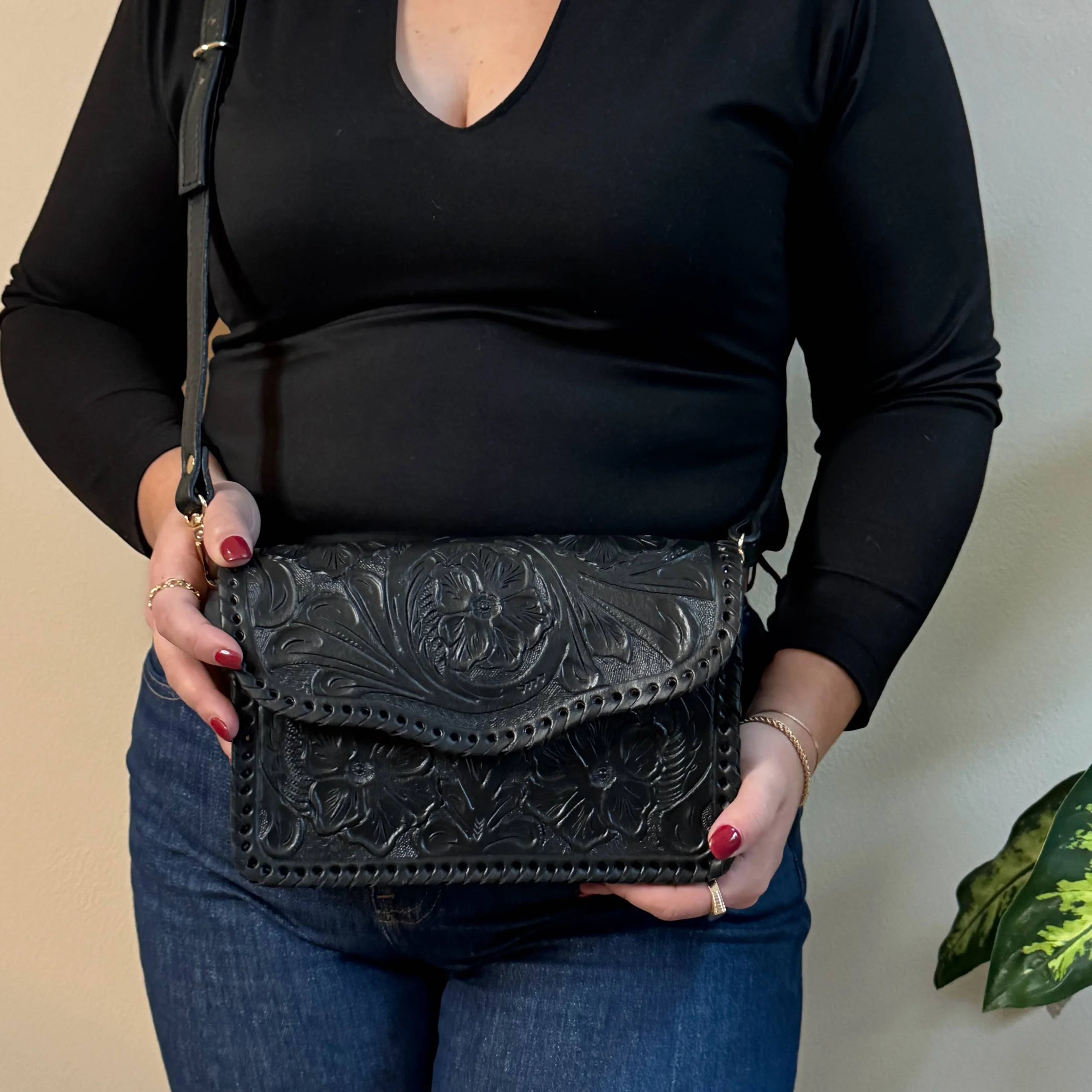 Mayra Tooled Crossbody | Black - Mirasol Accessories