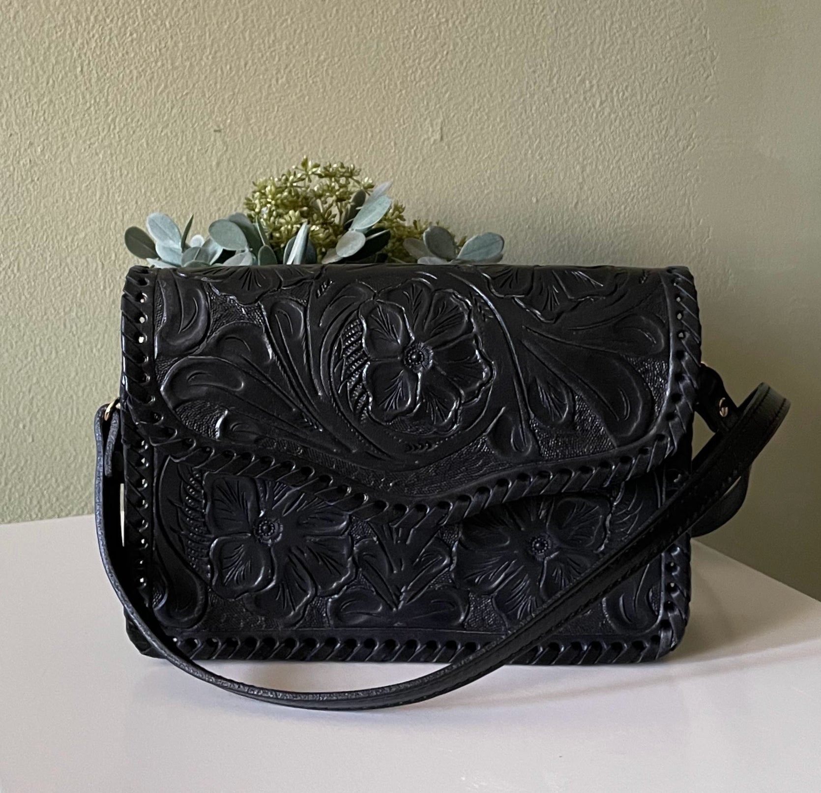 Mayra Tooled Crossbody | Black - Mirasol Accessories