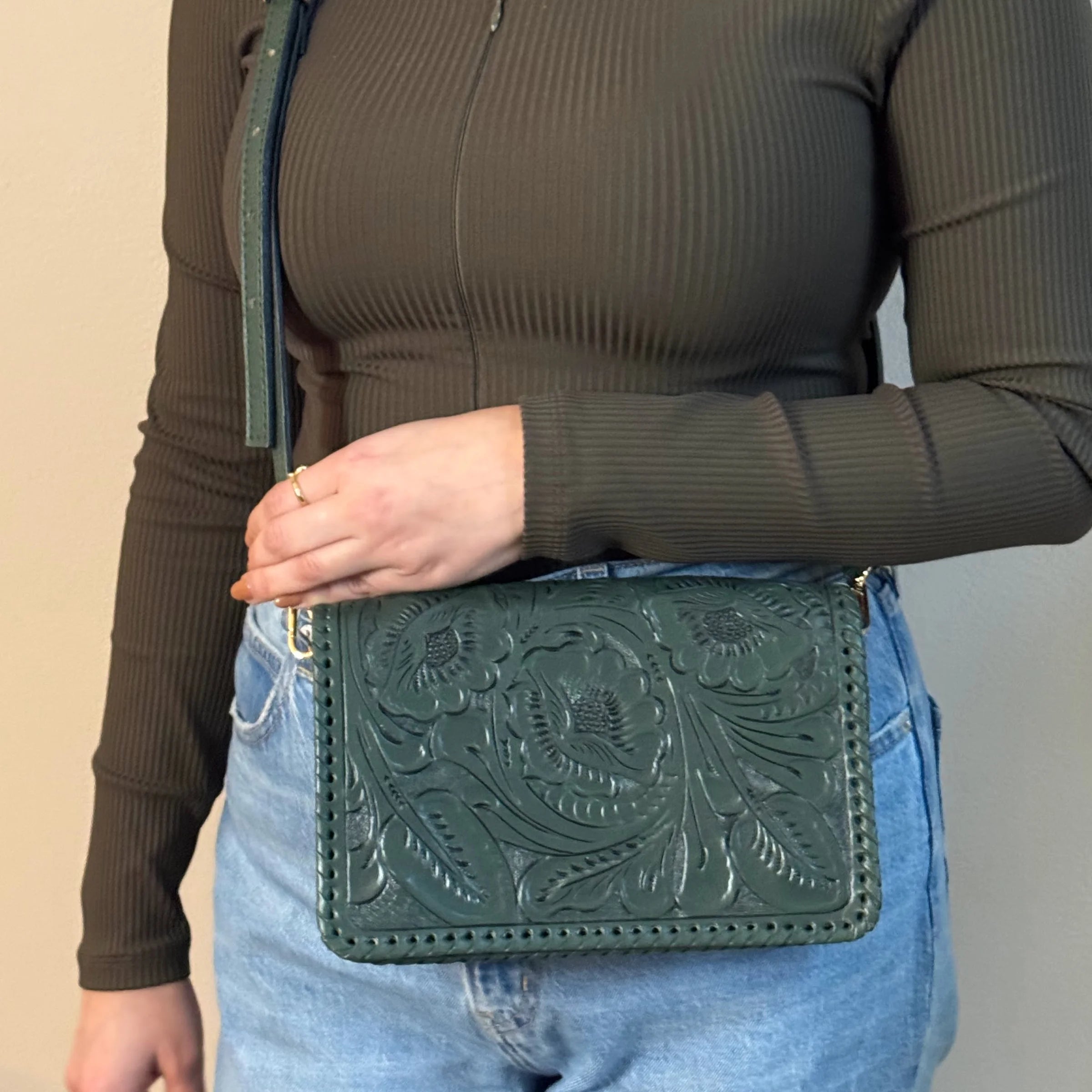 mirosツイード　アクセサリーケース　Marimo Greigeミロス Brenda Tooled Crossbody | Olive | Mirasol Accessories