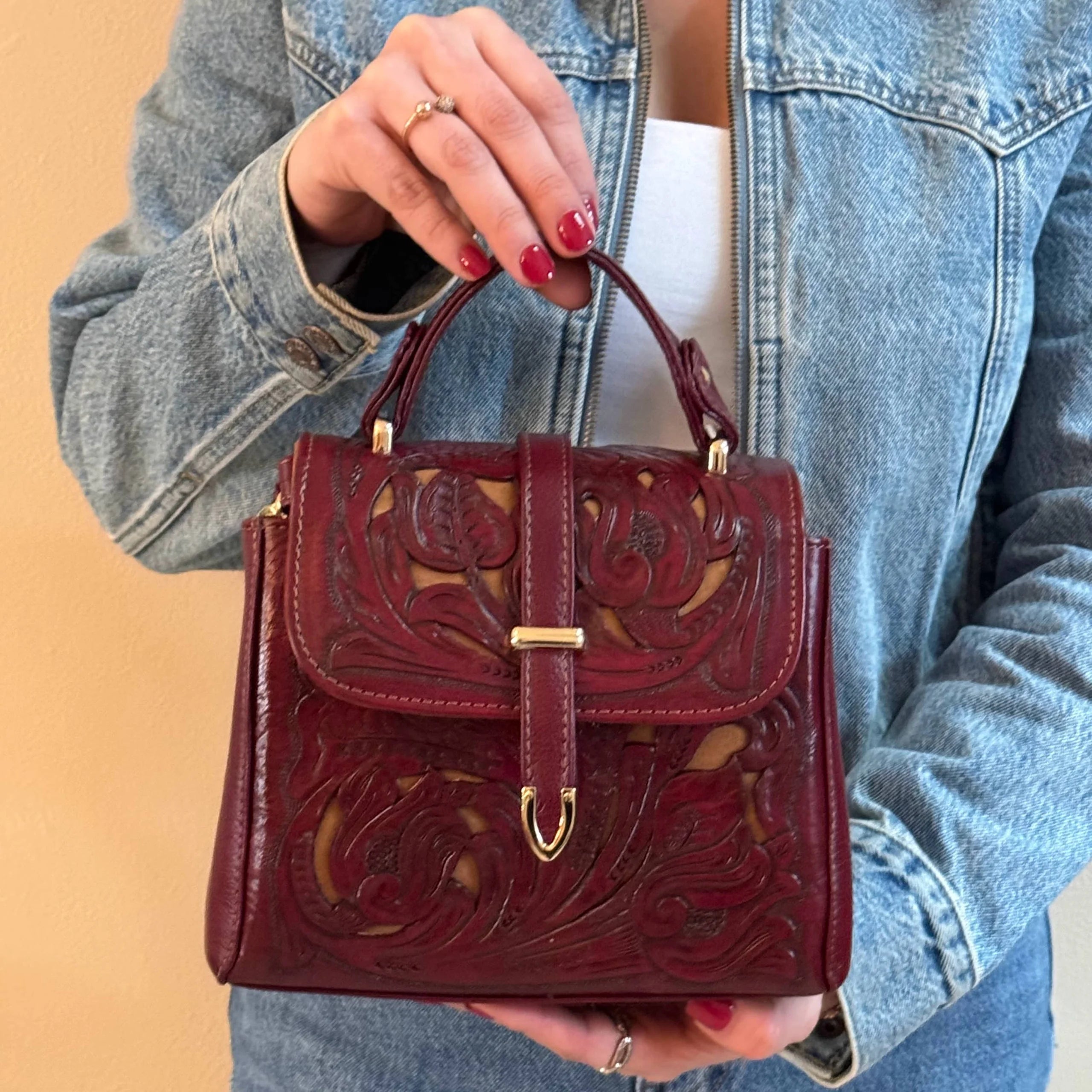 Lourdes Cincelado Handbag | Vino Tinto