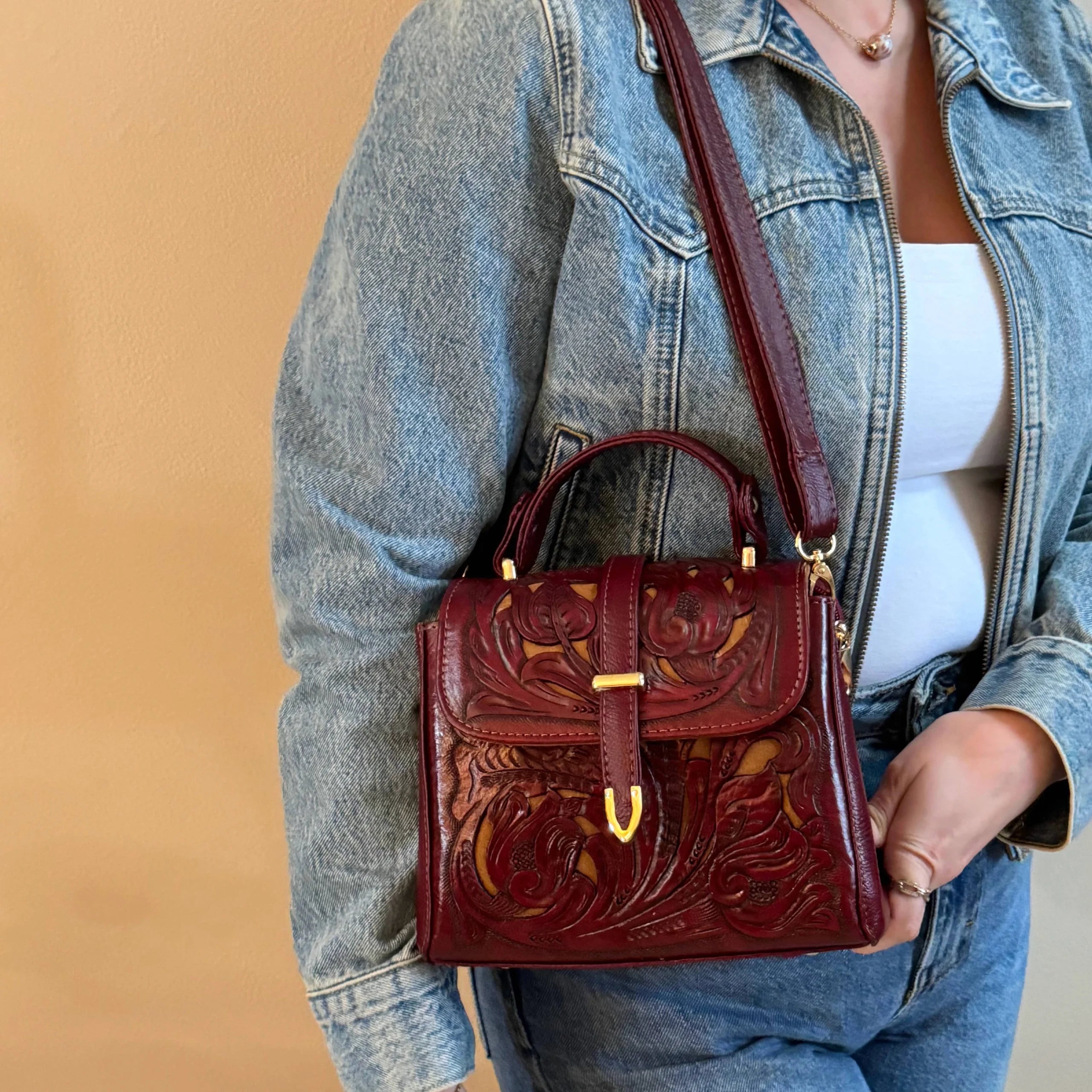 Lourdes Cincelado Handbag | Vino Tinto